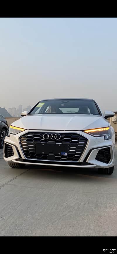 车头采用大幅度的线条刻画.奥迪线条犀利,视觉效果佳.