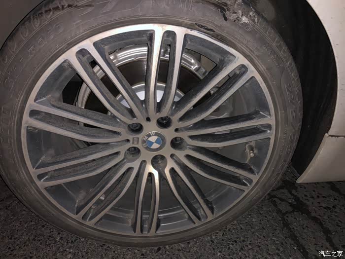 宝马530运动版1500公里同时前后爆胎