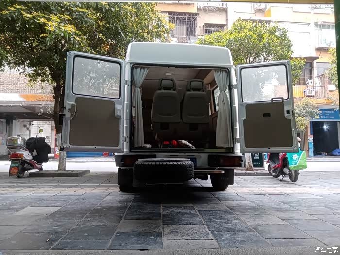 独自一人一年的业余时间依维柯短轴旅行床车改装完成