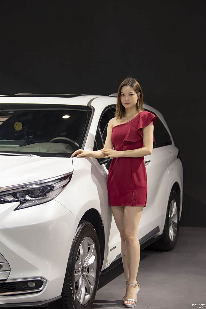 重庆车展保时捷与丰田展位的模特小姐姐个性十足