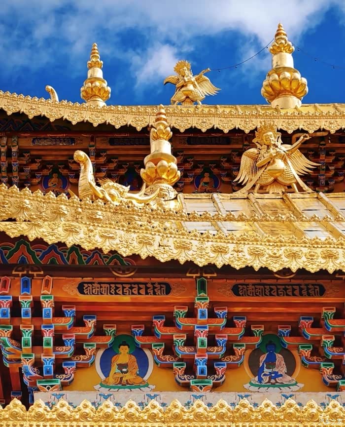 喜迎2022松赞林寺的金顶视角俯瞰香格里拉