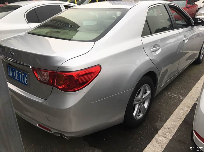 出售一台丰田锐志银色25l12年的