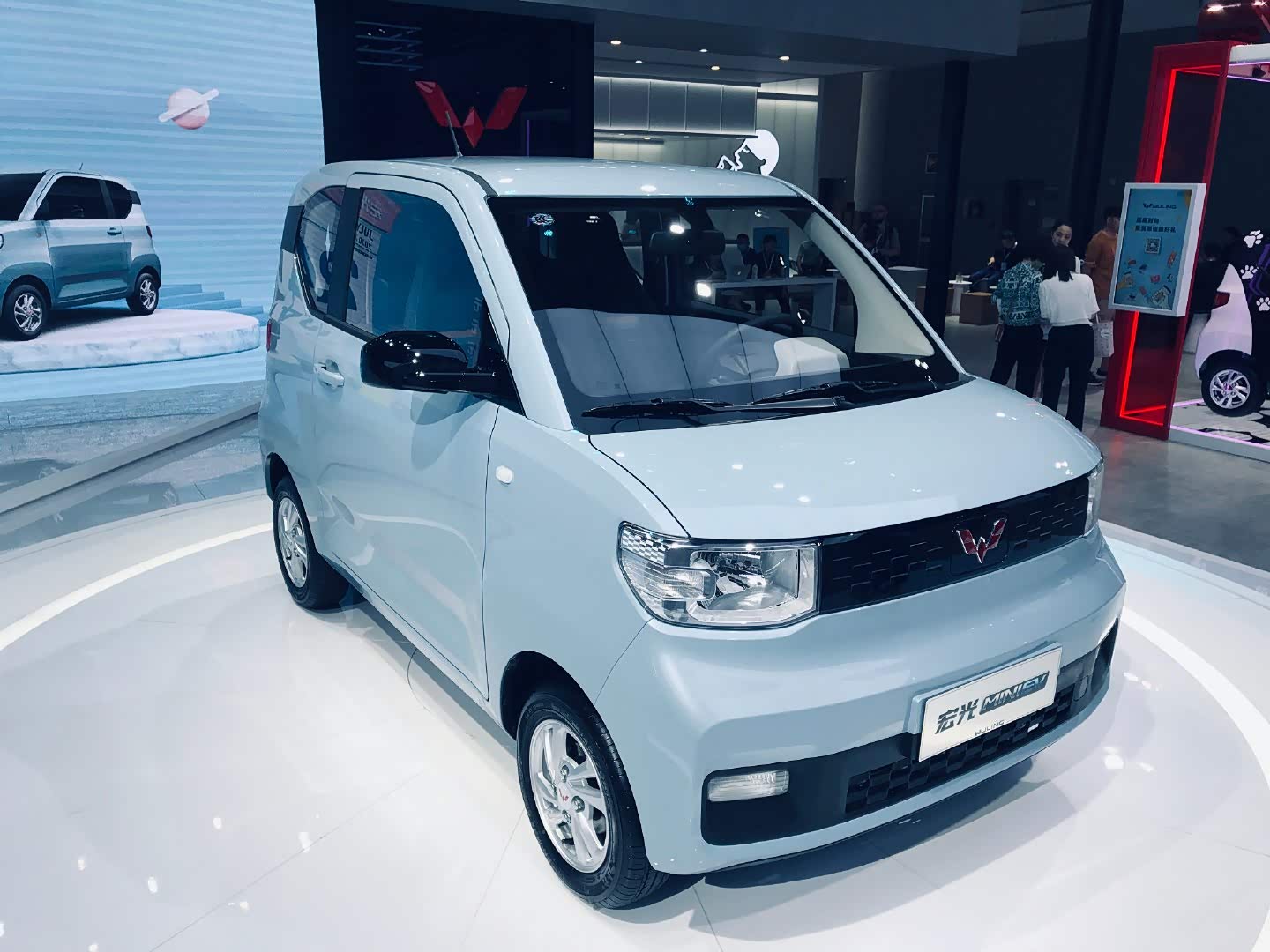 五菱宏光mini ev在成都车展正式上市,呆萌的挺好看!