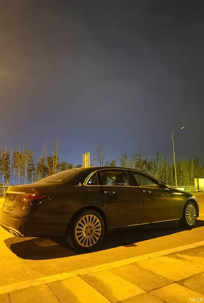 夜幕下的奔驰e
