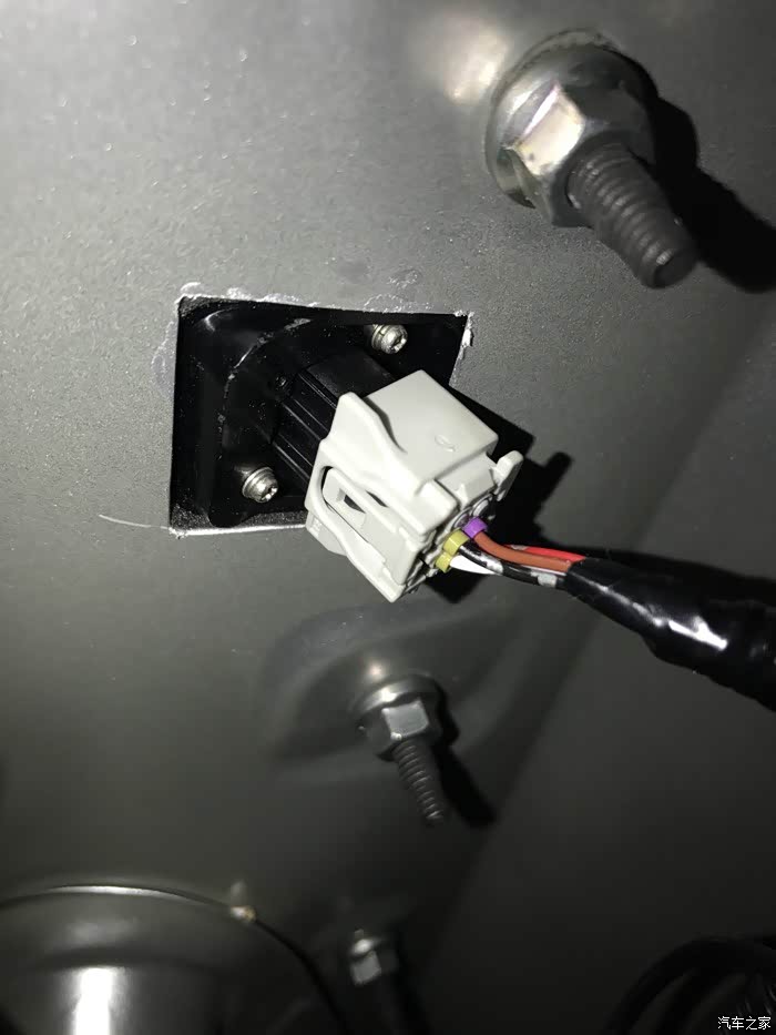 卡罗拉双擎精英版加装原厂倒车摄像头