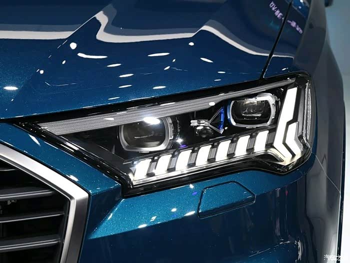 全新家族风格的奥迪q七亮相广州车展