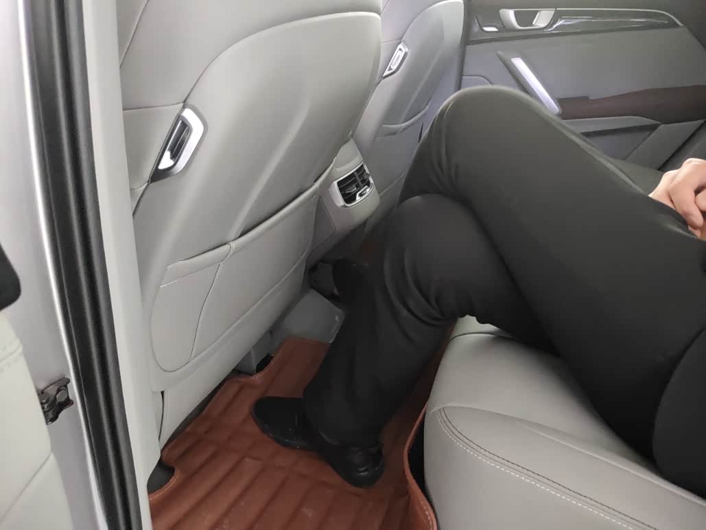 后排座椅空间十分宽裕,人坐在里面翘个二郎腿还有很大的空间