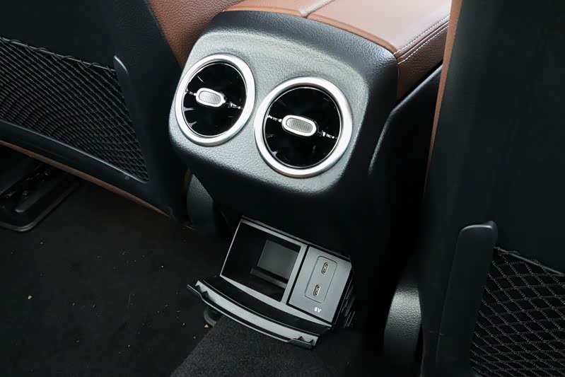 奔驰a200l,造型独特的空调出风口