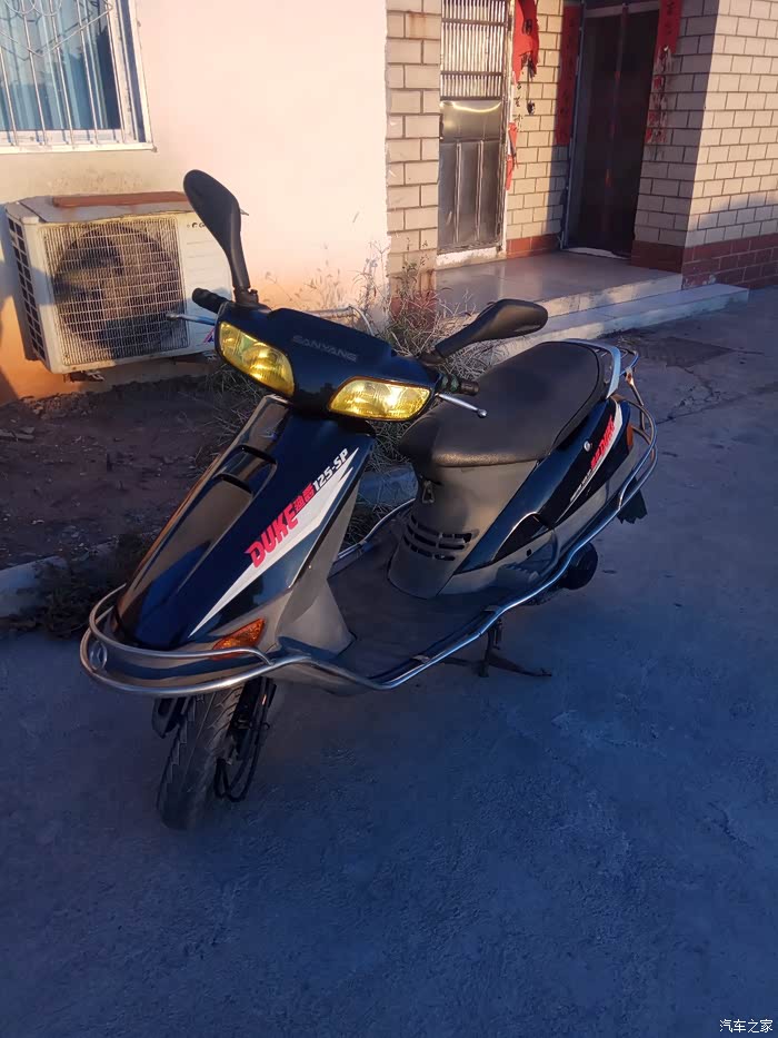 迪爵125sp二十年前第一代踏板摩托车黄大灯