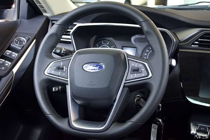 方向盘依旧是经典福特四幅式方向盘,美观又实用,同时还搭载多功能方向