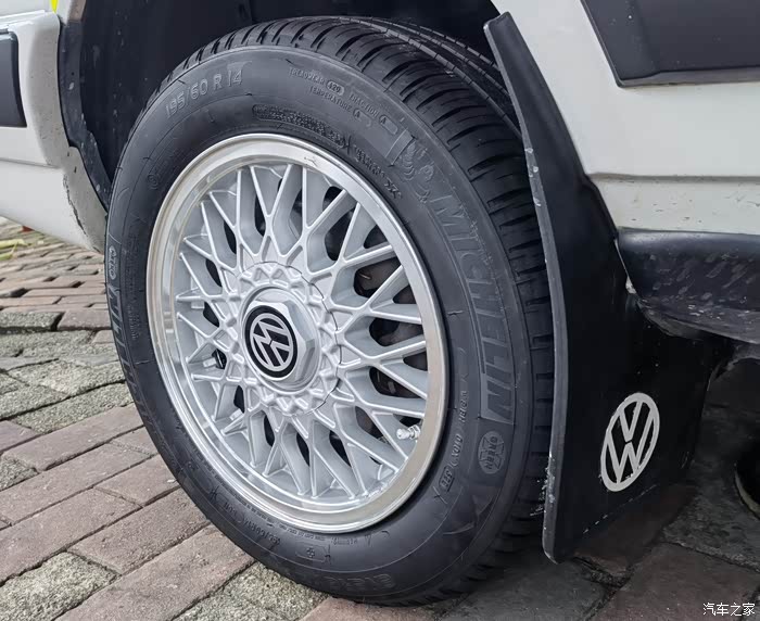 终于等到原厂全新鸟巢轮毂和带硬币盒的膝盖板这状态棒极了