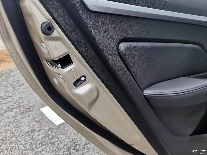 性价比极高的家用轿车-吉利远景