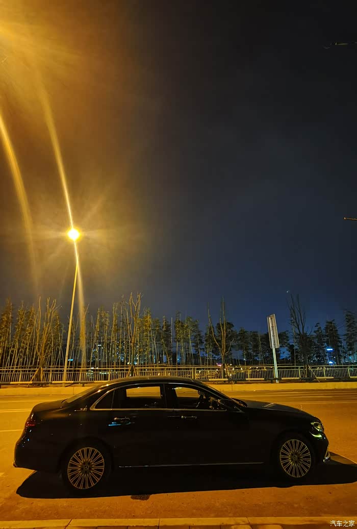 夜幕下的奔驰e