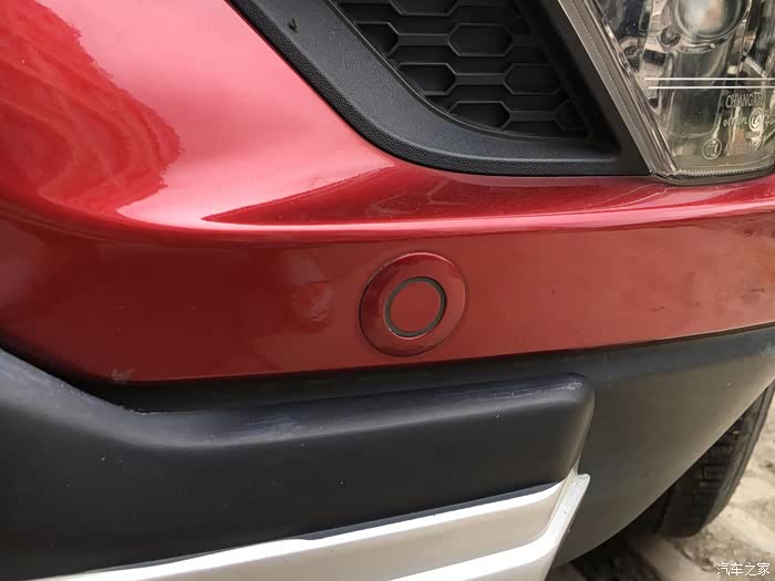 左侧的驻车雷达,别看个头小,功能可不小啊