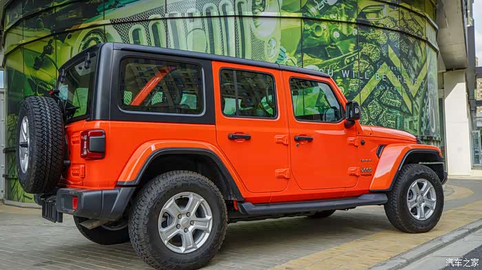 中国首台2018牧马人jl橙色4寸升高施工作业