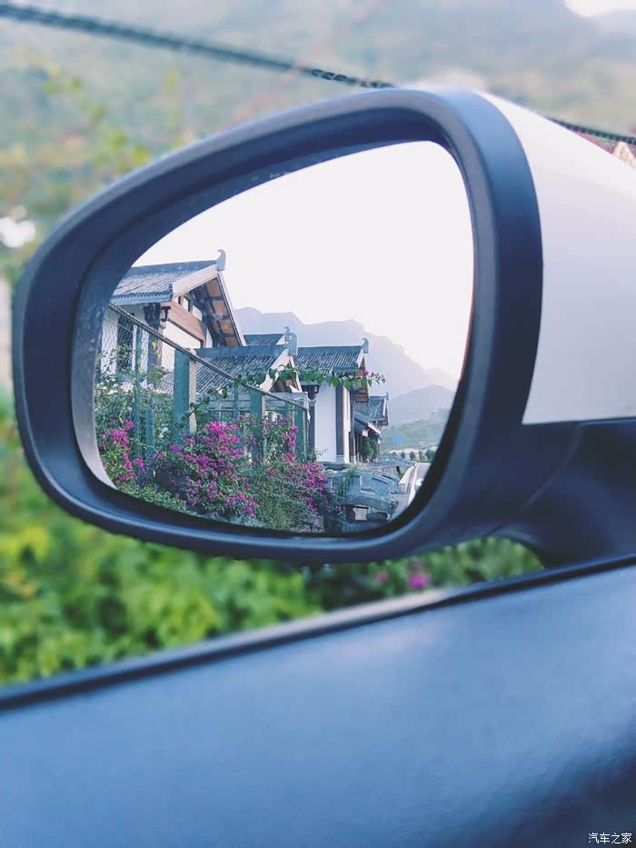 再跟家分享张后视镜里风景,很喜欢这张