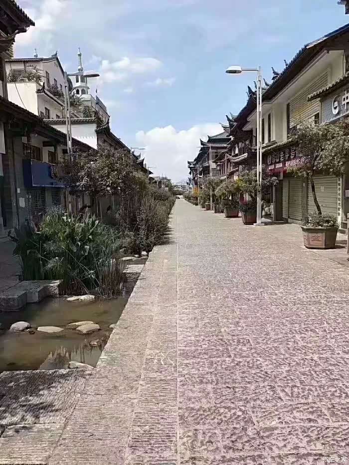 原本游人如织,熙熙攘攘的通海中心城区,商业街商铺16:00就关张了,气氛