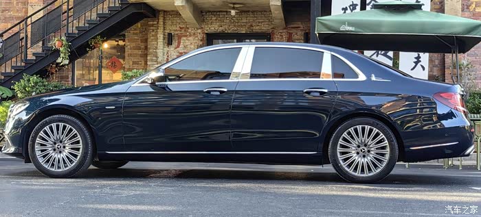 奔驰e300l舒享版2020款松石绿惊艳登场