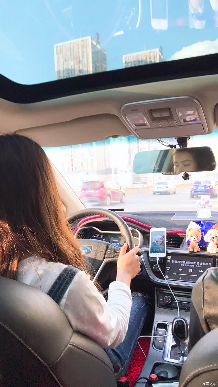 看小姐姐在专心开车