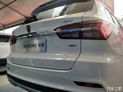 车尾很饱满,也比较有家族式设计,中间的银色饰条看起来很有设计感.