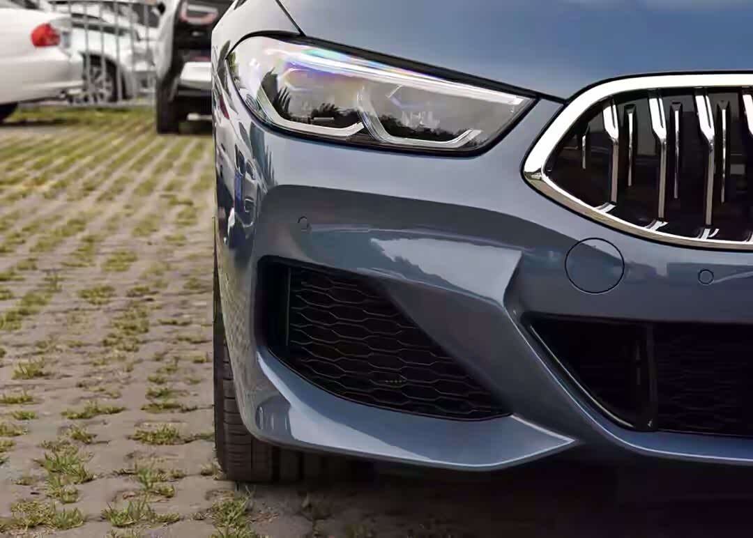 有着经典的双肾格栅,作为跑车下方格栅和进气口设计比较夸张