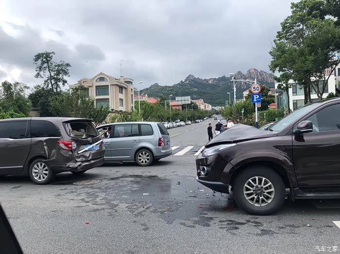 实拍gl8胖头鱼被追尾大家说说安全性