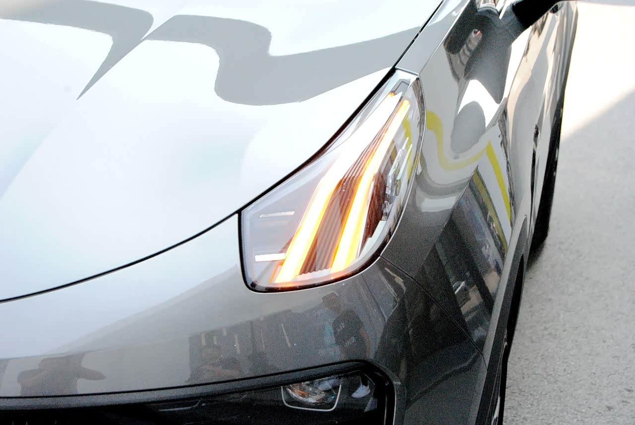 和一般车不同的,领克05的日间行车灯在大灯的上方.