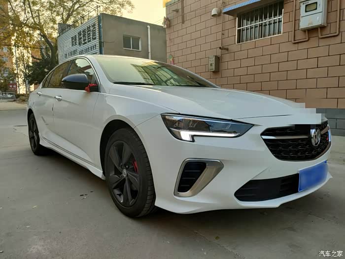 白色的君威gs低调的品质者