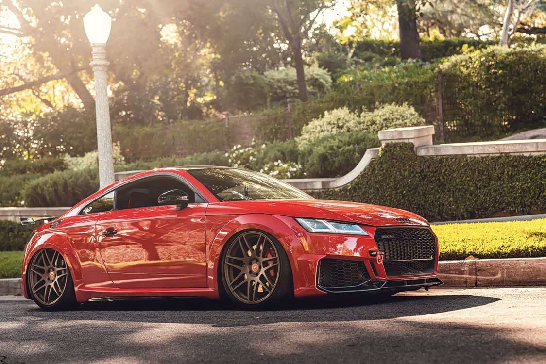 奥迪ttrs改装好帅特别是这个红色小号r8的样子