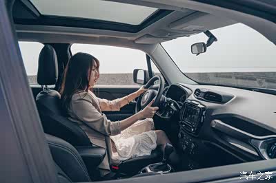 jeep自由侠看似硬朗man但驾驶起来对女性也分友