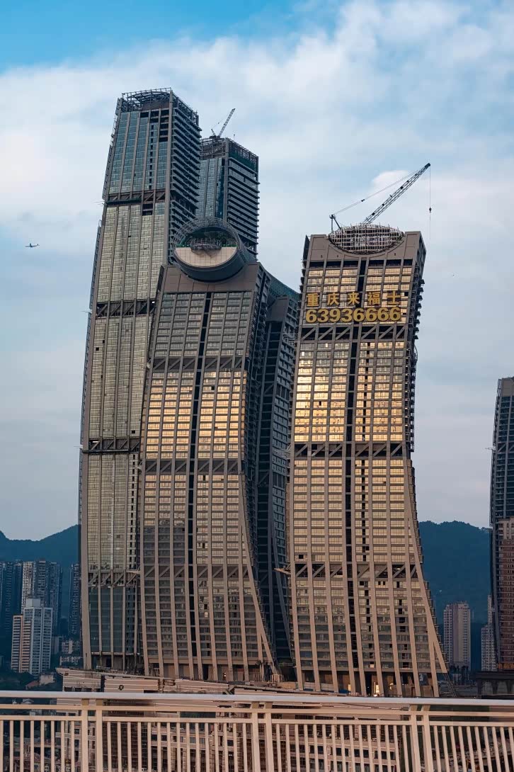 朝天来福士广场的造型创意是"朝天扬帆"