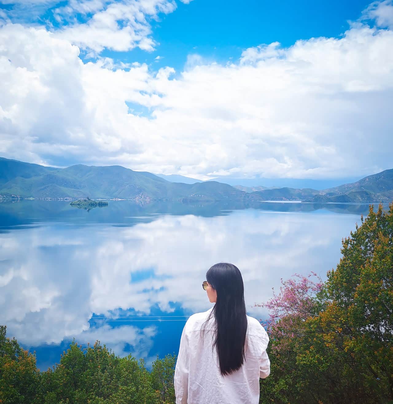 碧水蓝天青山连绵旅行发现美丽风景美丽需要你去发现