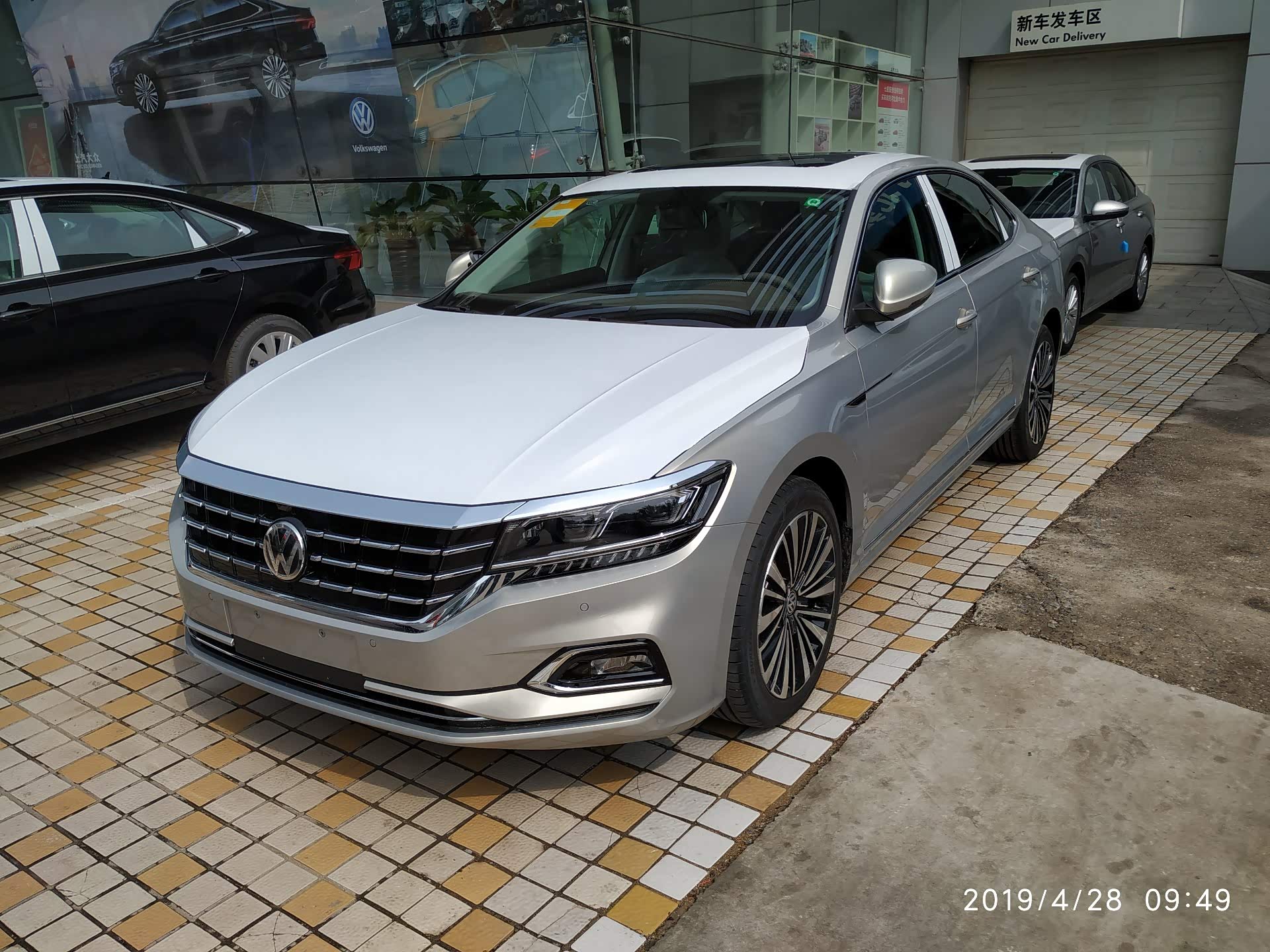 帕萨特尊贵版有珠光银吗?