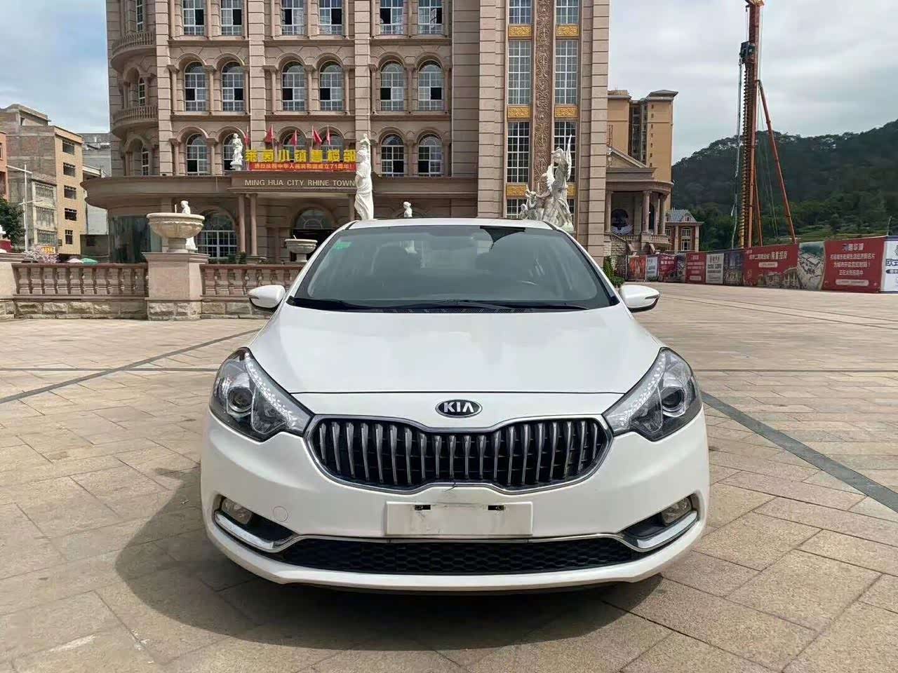 起亚k3前脸真的有点霸气!