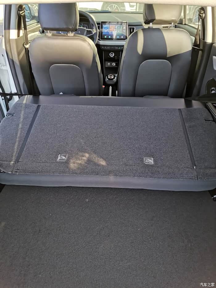 超大宽敞的后备箱,后座椅能全放倒