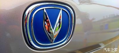 蓝底镀铬v字标也是长安汽车的车标,一个胜利的标志