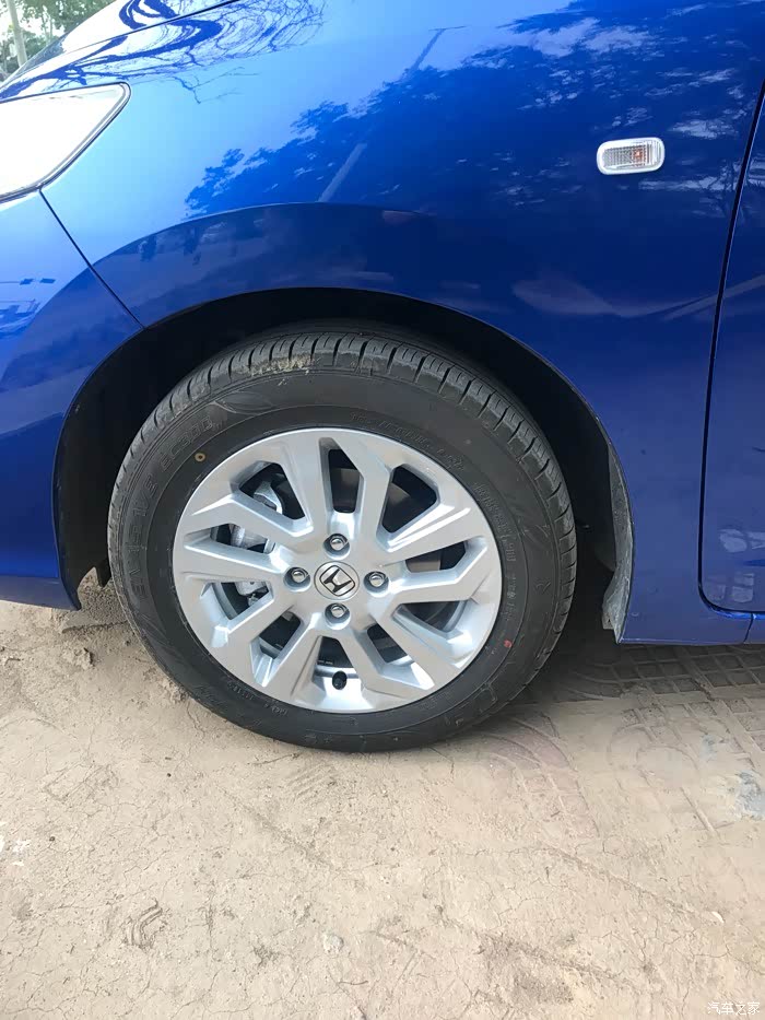 有车友刚买的飞度左前轮胎瘪吗