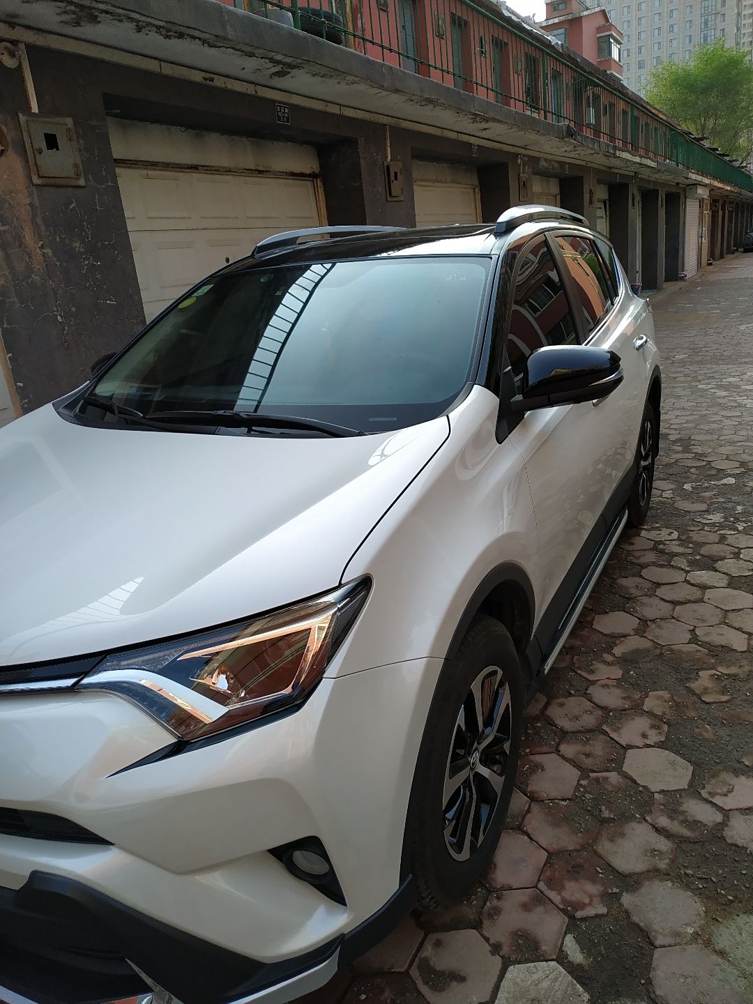 黑顶白车身的丰田RAV4图片