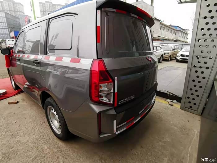 五菱宏光plus封窗车勤劳致富好帮手