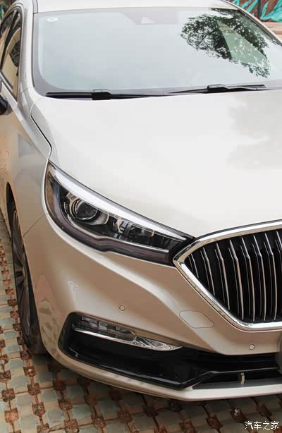 大灯雾灯都是led光源,光源效果好,出行在外也是更加的安全与便捷.