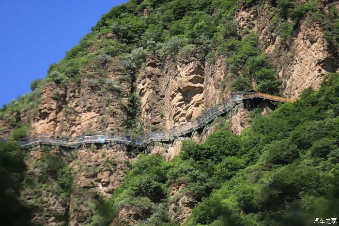 群山峻岭中的白蛇谷