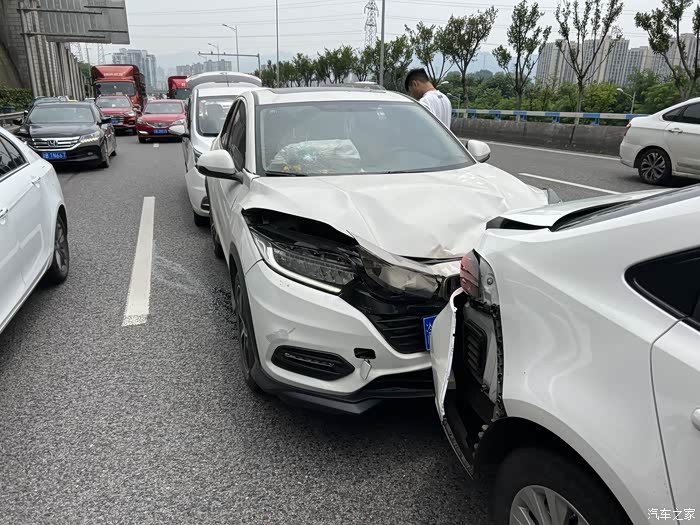 卡罗拉高速被追尾