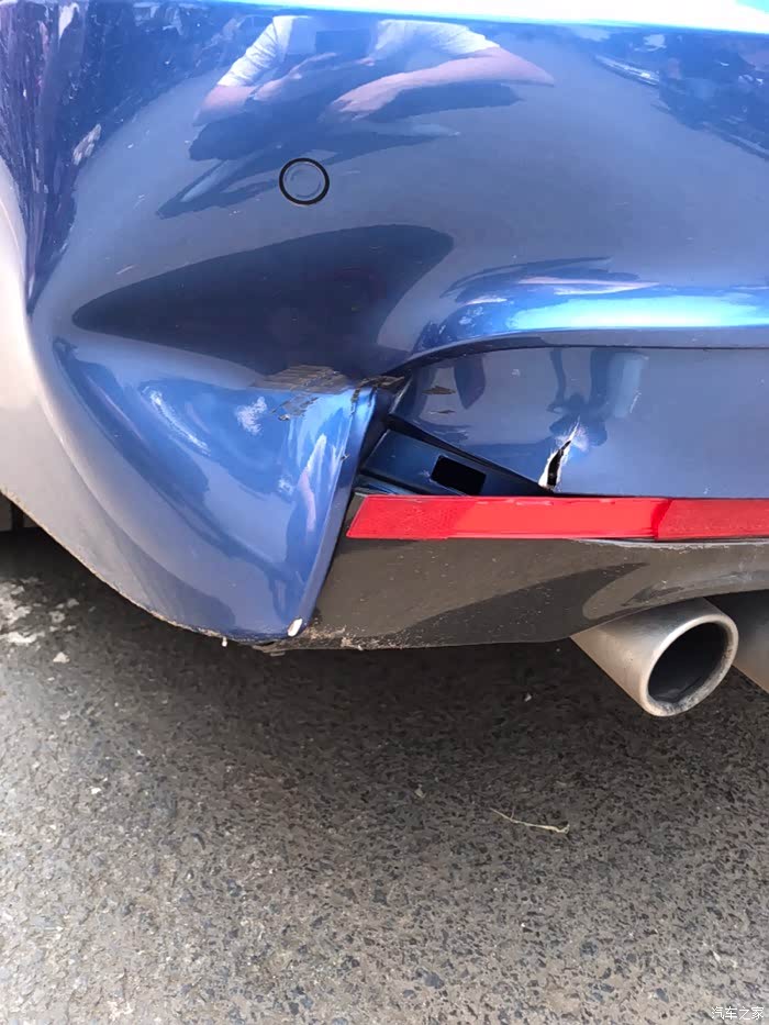保险杠倒车撞裂了大家看看达到更换标准了吗