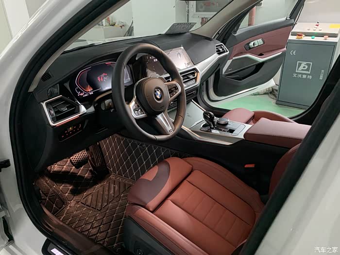 驾驶室空间大,180坐进去也很舒展