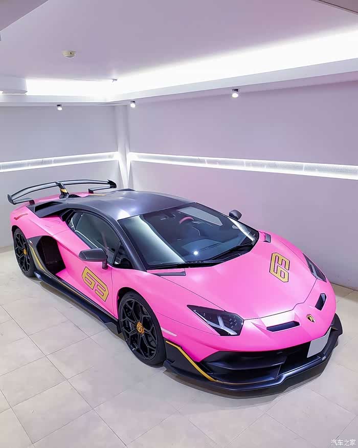 一台粉色的兰博基尼aventador svj 63.