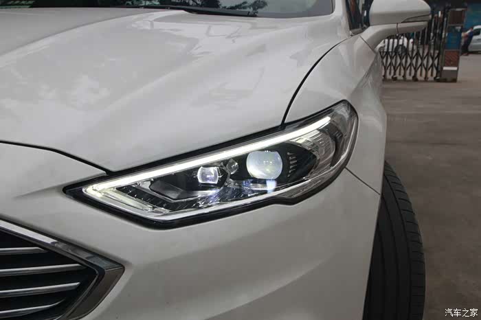 福特1317款蒙迪欧大灯