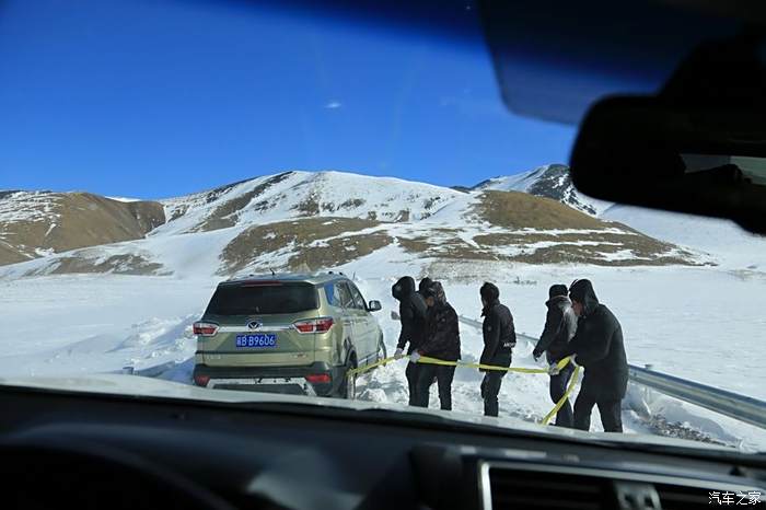 弱者群居强者独行开着霸道闯西藏雪地救援陷车刺激