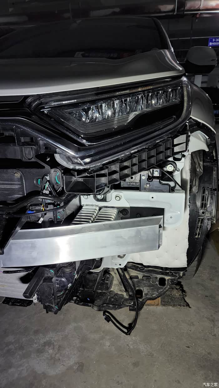 【图】详解21款本田crv后保险杠皮拆解过程,展示前铝合金防撞梁.