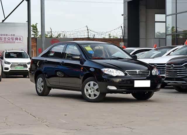 2020款比亚迪f3整体的外观采用的是经典款的造型