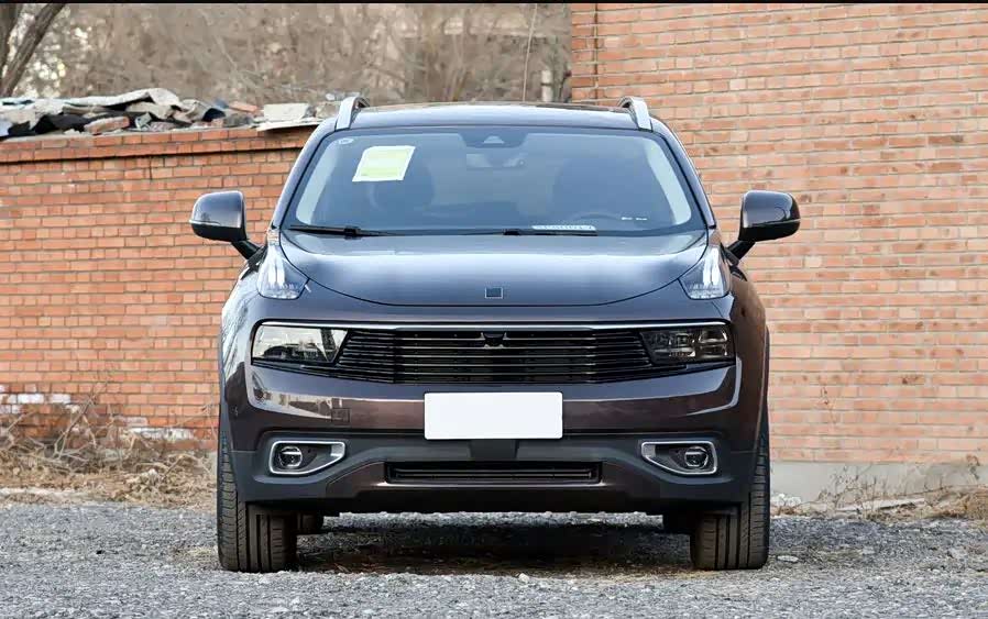 领克01的影子最具代表性就是车头部分以及尾灯造型了